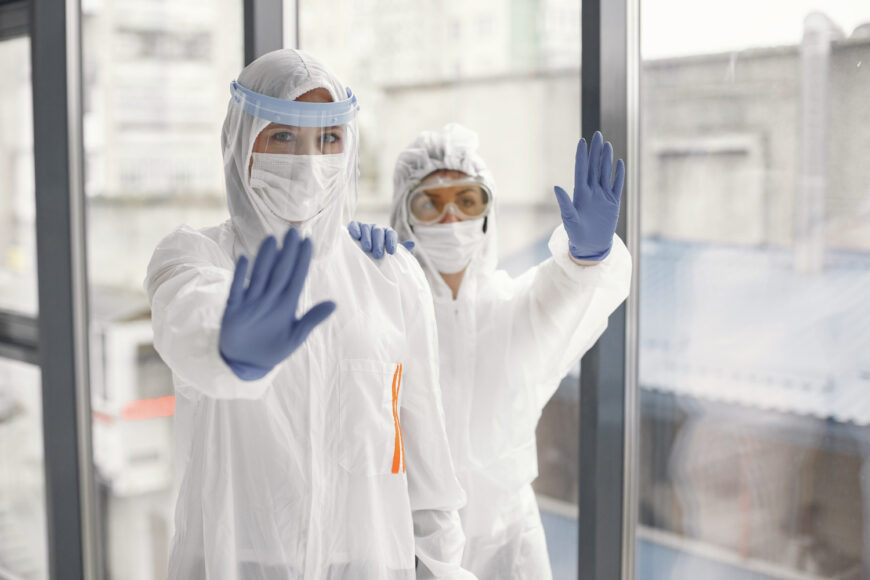 coronavirus pandemic covid 2019 protective suit googles gloves mask Сәуірдің аяғы немесе мамырдың ортасында өрши түседі: Алексей Цой эпидемиологиялық жағдайға болжам жасады
