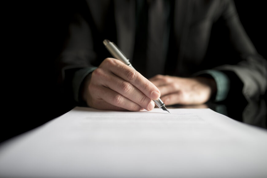 closeup lawyer executive signing contract Инструкция: страхование работников от несчастных случаев