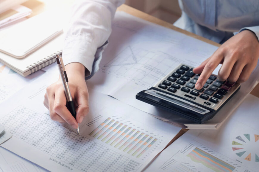 finance accounting concept business woman working desk using calculator Бумажные счет-фактуры необходимо внести в ИС ЭСФ до 3 февраля