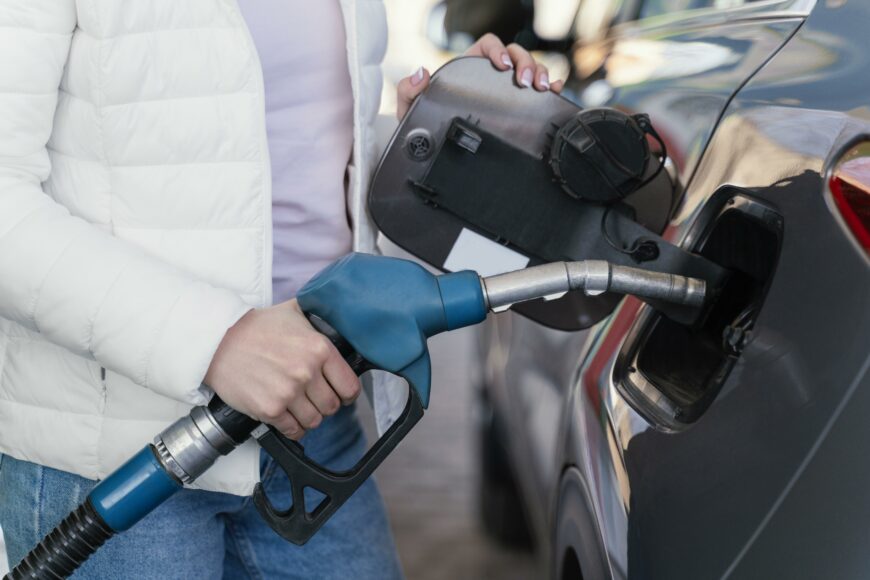 woman filling up car gas station В Казахстане ввели регулирование цен на топливо на 180 дней