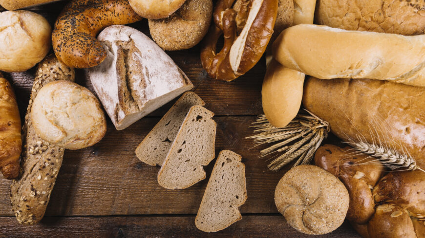 many freshly baked bread wooden table Мукомольные предприятия столицы могут получить льготное зерно