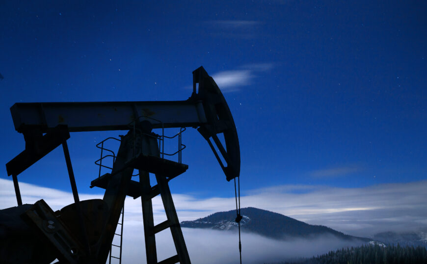oil pump silhouette night Повысить налоги для нефтяных и горнорудных компаний предложили в Казахстане