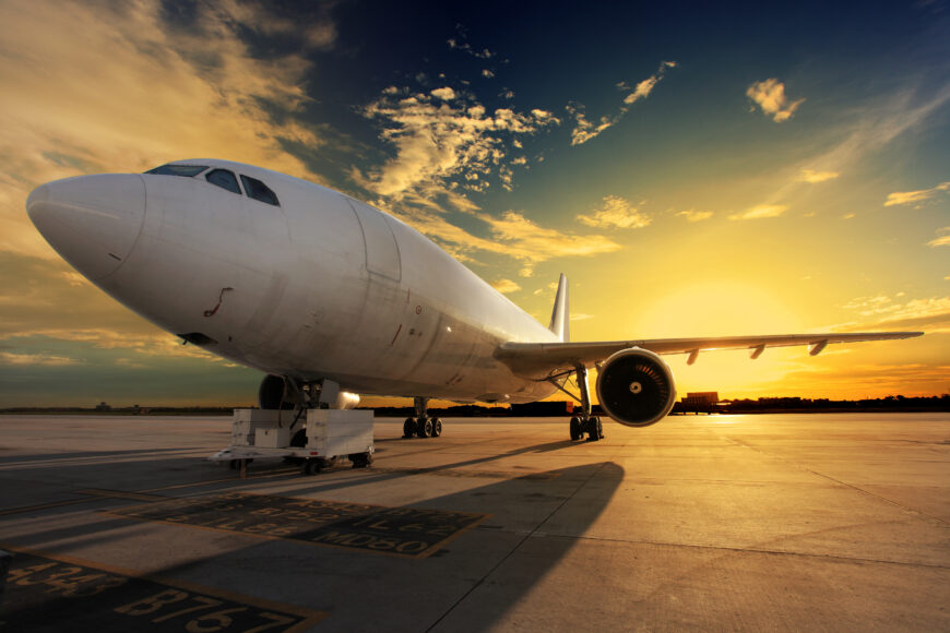 airplane at sunset За год услуги авиакомпаний подорожали на 27%