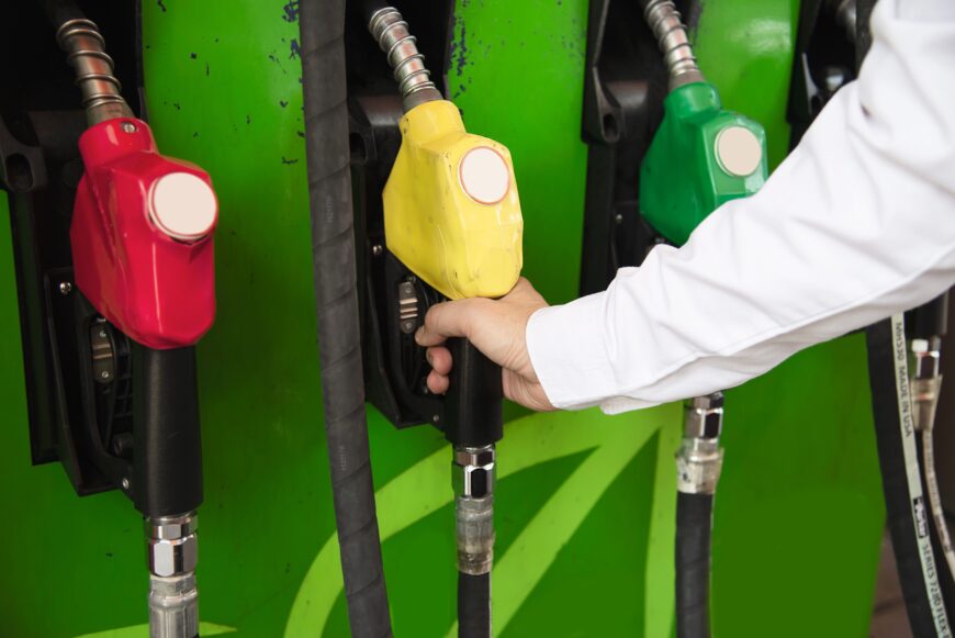 man putting gasoline fuel into his car in a pump gas station Топливный вопрос открыт: принятые меры и наказание ответственных