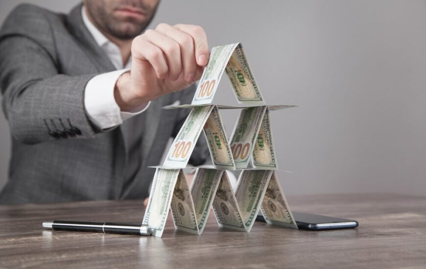 caucasian businessman building financial pyramid from dollars 220873 3406 Из Украины в Казахстан экстрадирован руководитель финансовой пирамиды
