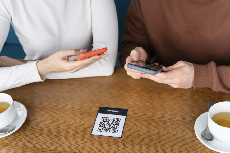 close up people using smartphones restaurant Таможенные услуги под контролем: заработала система экстренного реагирования КГД МФ РК
